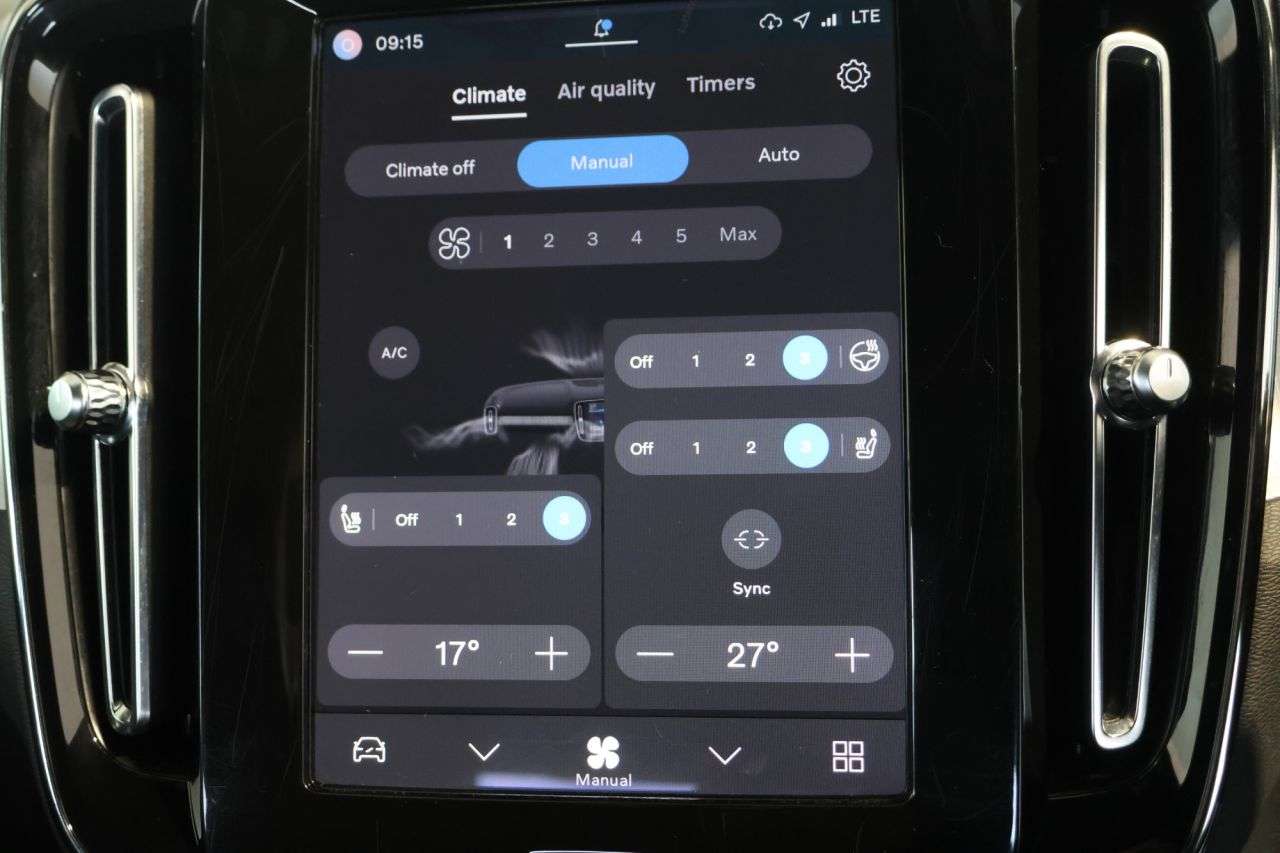 2023 VOLVO XC40 2023 VOLVO XC40