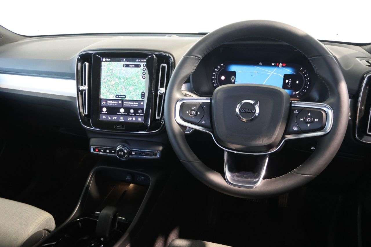2023 VOLVO XC40 2023 VOLVO XC40