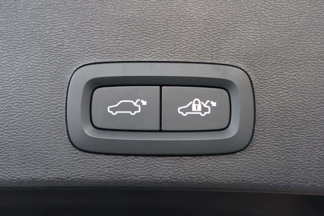 2023 VOLVO XC40 2023 VOLVO XC40