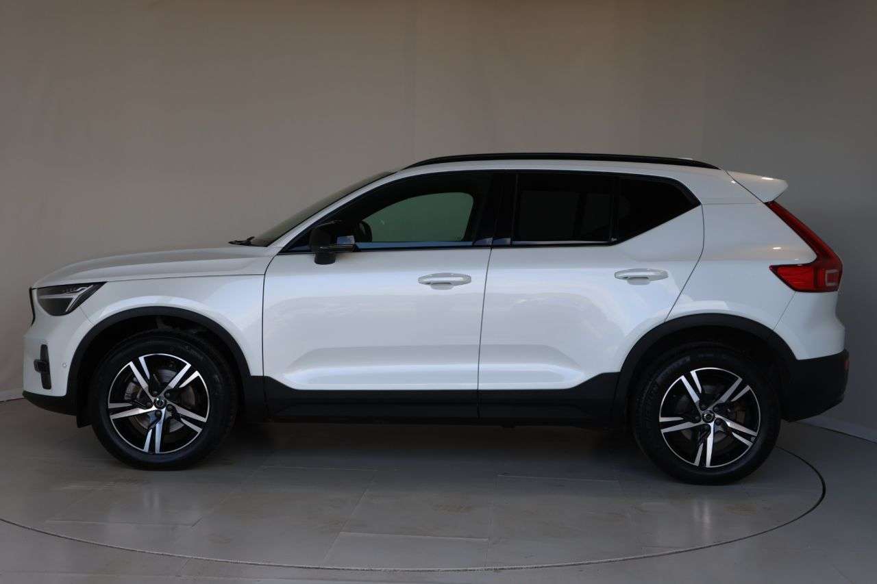 2023 VOLVO XC40 2023 VOLVO XC40