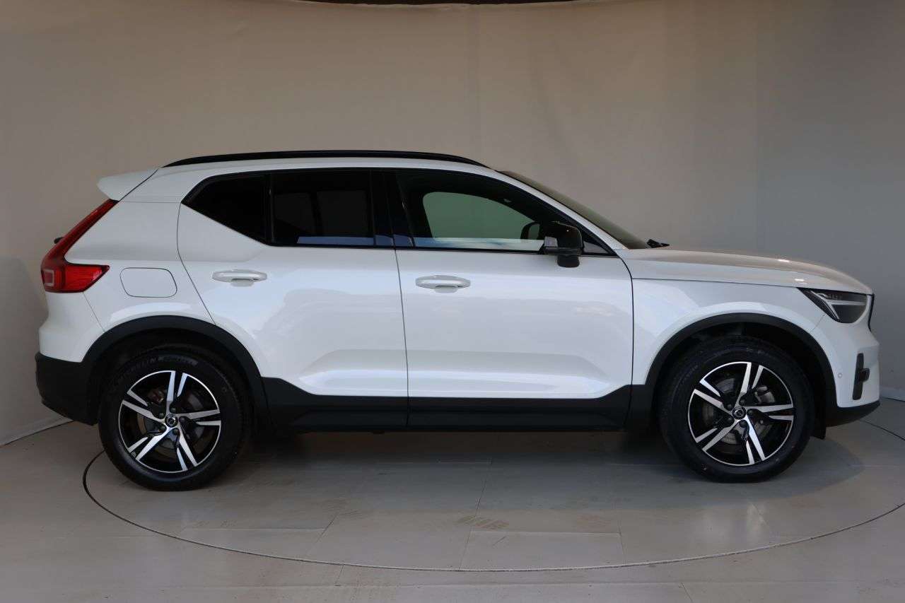 A 2023 VOLVO XC40 2.0 B4 MHEV Plus Dark SUV 5dr Petrol Hybrid DCT Auto Euro 6 (s/s) (197 ps) A 2023 VOLVO XC40 2.0 B4 MHEV Plus Dark SUV 5dr Petrol Hybrid DCT Auto Euro 6 (s/s) (197 ps)