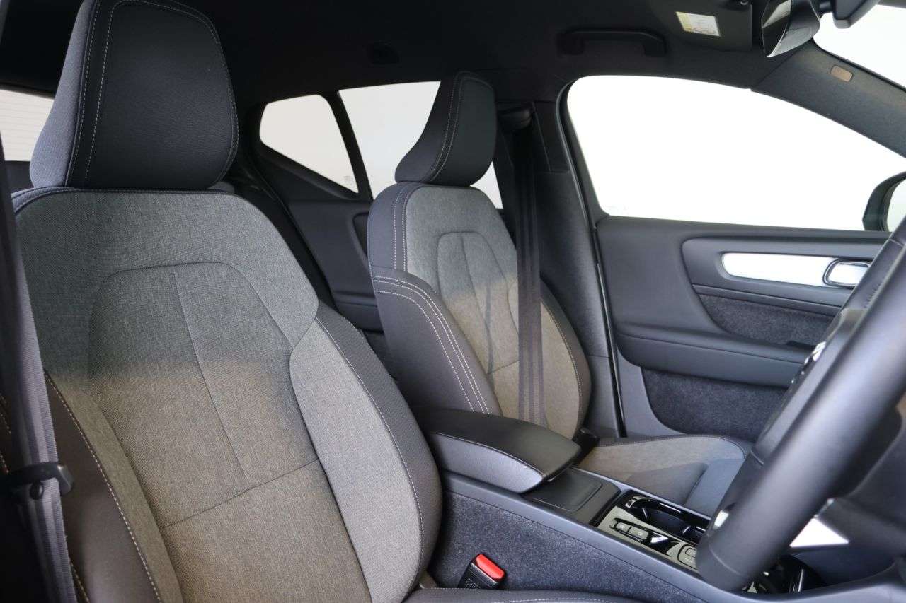2023 VOLVO XC40 2023 VOLVO XC40