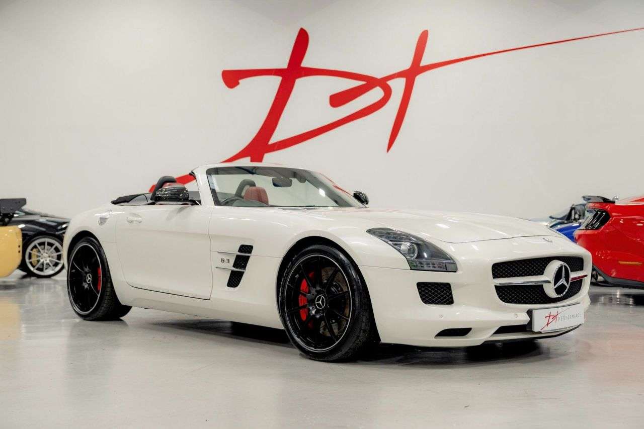 A 2011 MERCEDES-BENZ SLS 6.2 63 V8 AMG Roadster 2dr Petrol SpdS DCT Euro 5 (571 ps) A 2011 MERCEDES-BENZ SLS 6.2 63 V8 AMG Roadster 2dr Petrol SpdS DCT Euro 5 (571 ps)