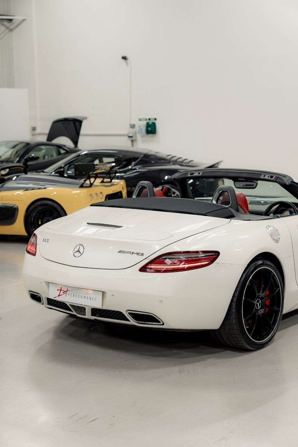 2011 MERCEDES-BENZ SLS 2011 MERCEDES-BENZ SLS