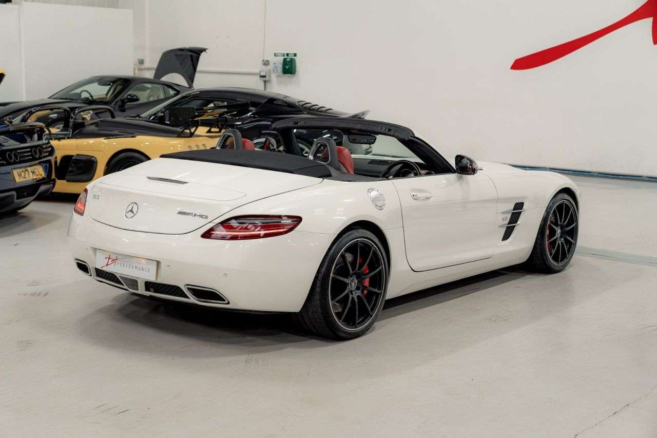 A 2011 MERCEDES-BENZ SLS 6.2 63 V8 AMG Roadster 2dr Petrol SpdS DCT Euro 5 (571 ps) A 2011 MERCEDES-BENZ SLS 6.2 63 V8 AMG Roadster 2dr Petrol SpdS DCT Euro 5 (571 ps)