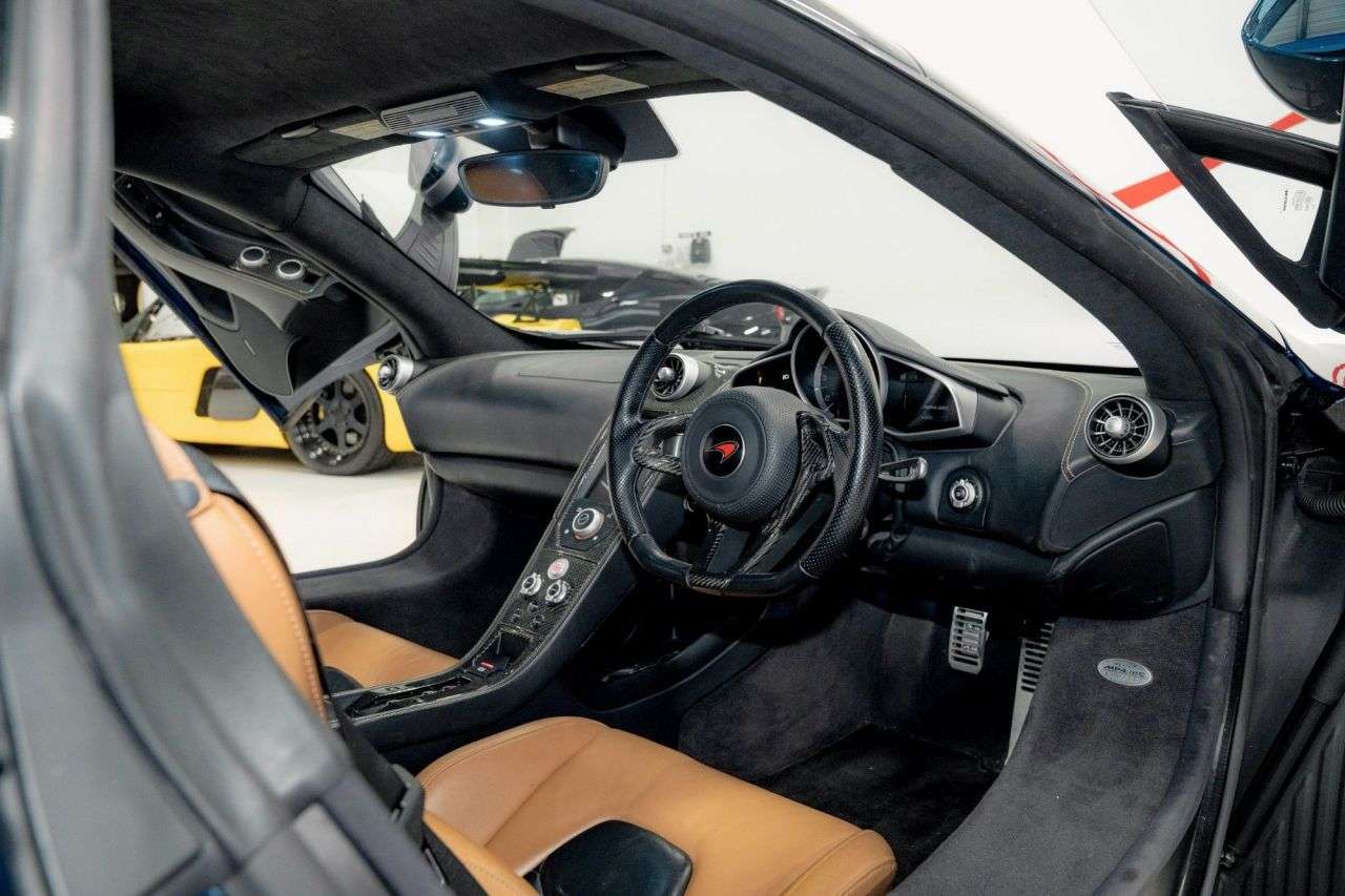A 2011 MCLAREN 12C MP4-12C 3.8L A 2011 MCLAREN 12C MP4-12C 3.8L
