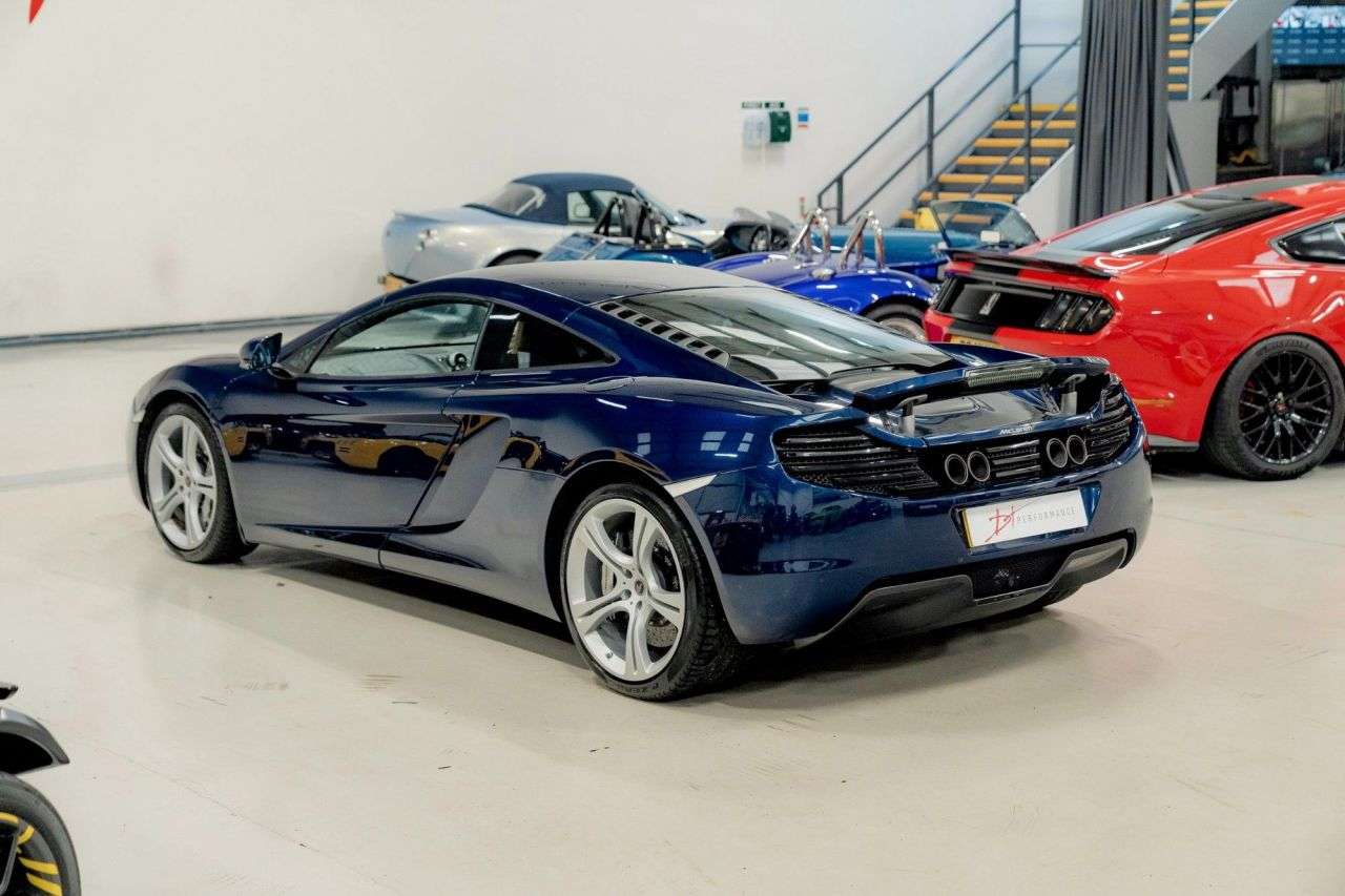 A 2011 MCLAREN 12C MP4-12C 3.8L A 2011 MCLAREN 12C MP4-12C 3.8L