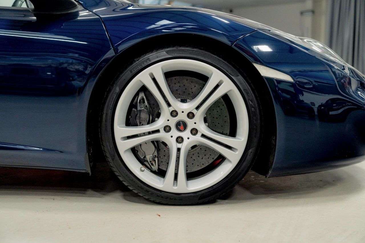 A 2011 MCLAREN 12C MP4-12C 3.8L A 2011 MCLAREN 12C MP4-12C 3.8L