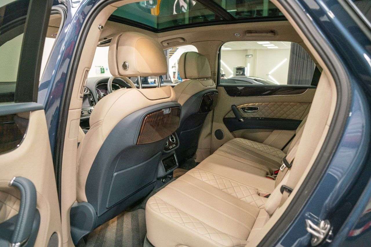 A 2016 BENTLEY BENTAYGA 6.0 W12 SUV 5dr Petrol Auto 4WD Euro 6 (s/s) (608 ps) A 2016 BENTLEY BENTAYGA 6.0 W12 SUV 5dr Petrol Auto 4WD Euro 6 (s/s) (608 ps)