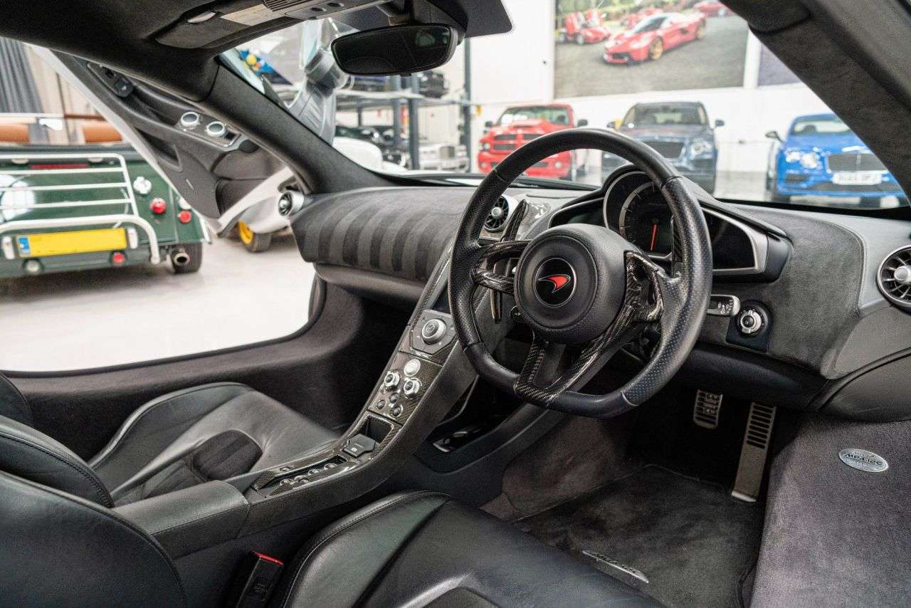 A 2011 MCLAREN 12C 3.8T V8 SSG Euro 5 2dr A 2011 MCLAREN 12C 3.8T V8 SSG Euro 5 2dr