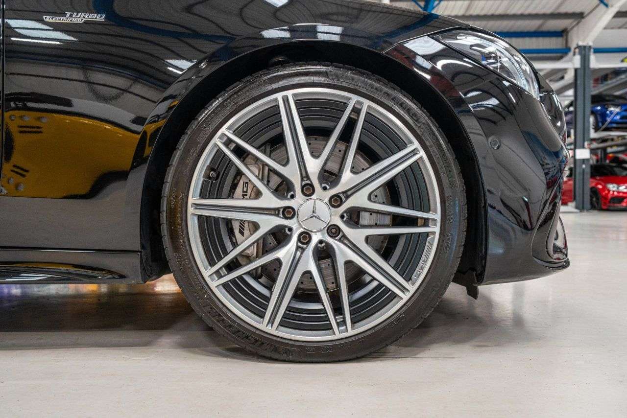 A 2023 MERCEDES-BENZ C-CLASS 2.0 C43 MHEV AMG (Premium Plus) Saloon 4dr Petrol Hybrid G-Tronic+ 4MATIC E A 2023 MERCEDES-BENZ C-CLASS 2.0 C43 MHEV AMG (Premium Plus) Saloon 4dr Petrol Hybrid G-Tronic+ 4MATIC E
