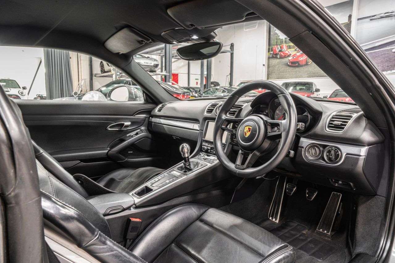 A 2017 PORSCHE CAYMAN 3.4 981 S Coupe 2dr Petrol Manual Euro 5 (s/s) (325 ps) A 2017 PORSCHE CAYMAN 3.4 981 S Coupe 2dr Petrol Manual Euro 5 (s/s) (325 ps)