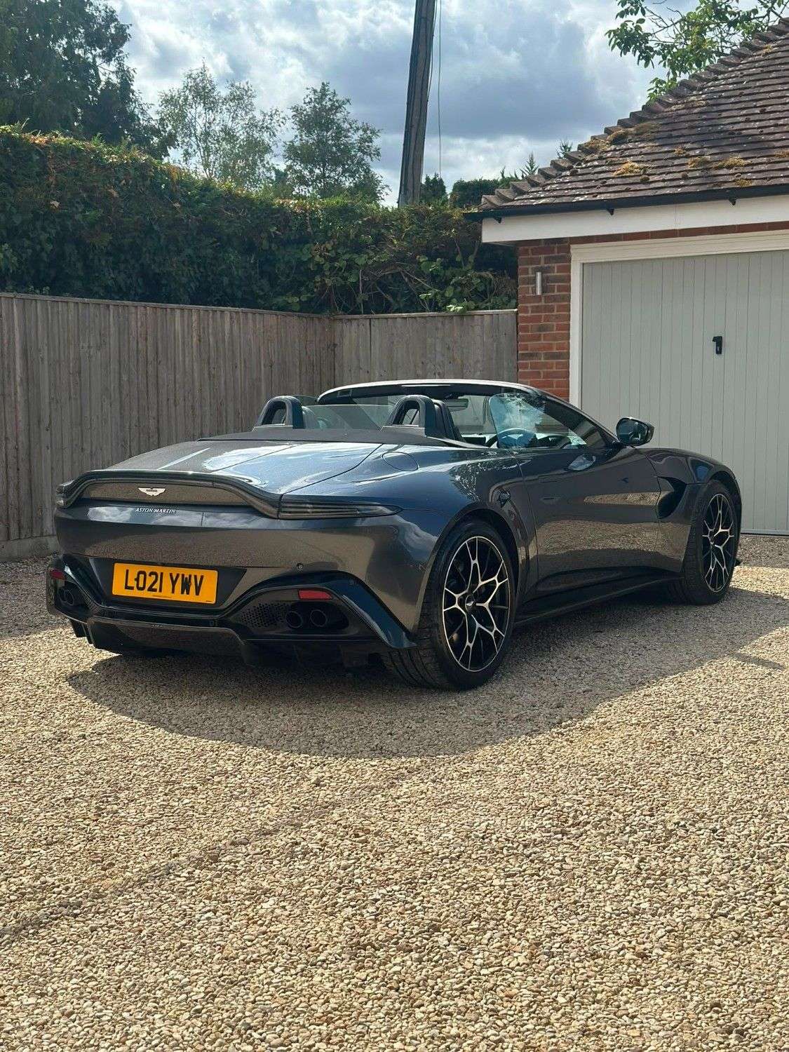A 2021 ASTON MARTIN VANTAGE 4.0 V8 Roadster 2dr Petrol Auto Euro 6 (510 ps) A 2021 ASTON MARTIN VANTAGE 4.0 V8 Roadster 2dr Petrol Auto Euro 6 (510 ps)
