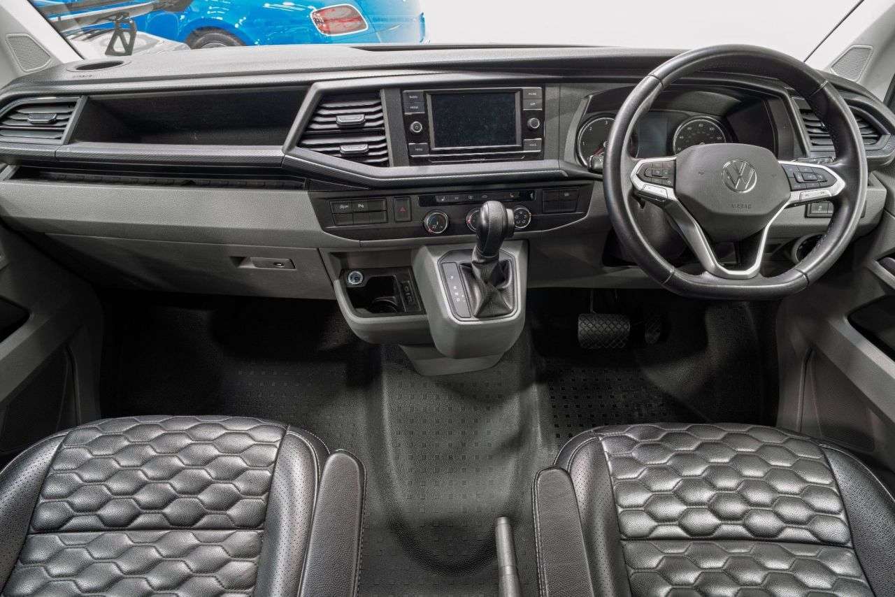 A 2022 VOLKSWAGEN TRANSPORTER 2.0 TDI T32 Highline Kombi Double Cab 5dr Diesel DSG FWD SWB Euro 6 (s/s) ( A 2022 VOLKSWAGEN TRANSPORTER 2.0 TDI T32 Highline Kombi Double Cab 5dr Diesel DSG FWD SWB Euro 6 (s/s) (