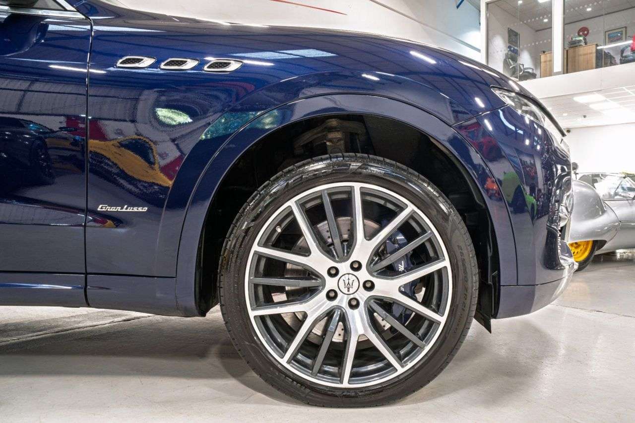 A 2019 MASERATI LEVANTE 3.0 V6 GranLusso SUV 5dr Petrol ZF 4WD Euro 6 (s/s) (350 ps) A 2019 MASERATI LEVANTE 3.0 V6 GranLusso SUV 5dr Petrol ZF 4WD Euro 6 (s/s) (350 ps)