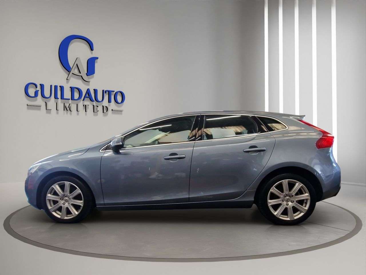 2017 VOLVO V40 2017 VOLVO V40