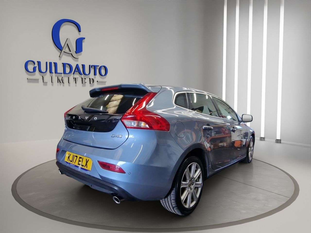 2017 VOLVO V40 2017 VOLVO V40
