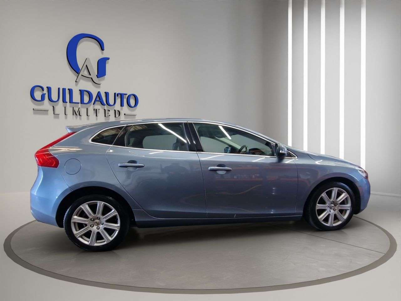 2017 VOLVO V40 2017 VOLVO V40