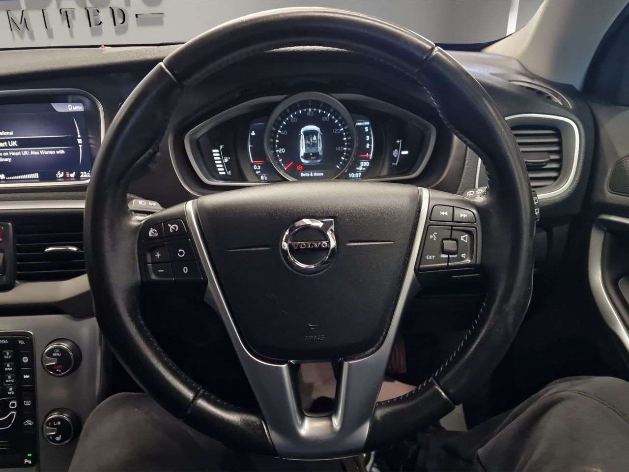 2017 VOLVO V40 2017 VOLVO V40