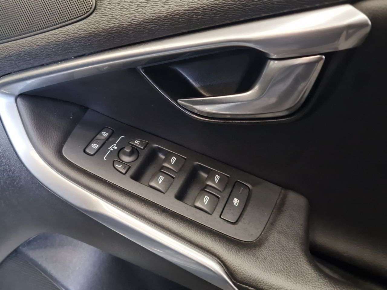 2017 VOLVO V40 2017 VOLVO V40