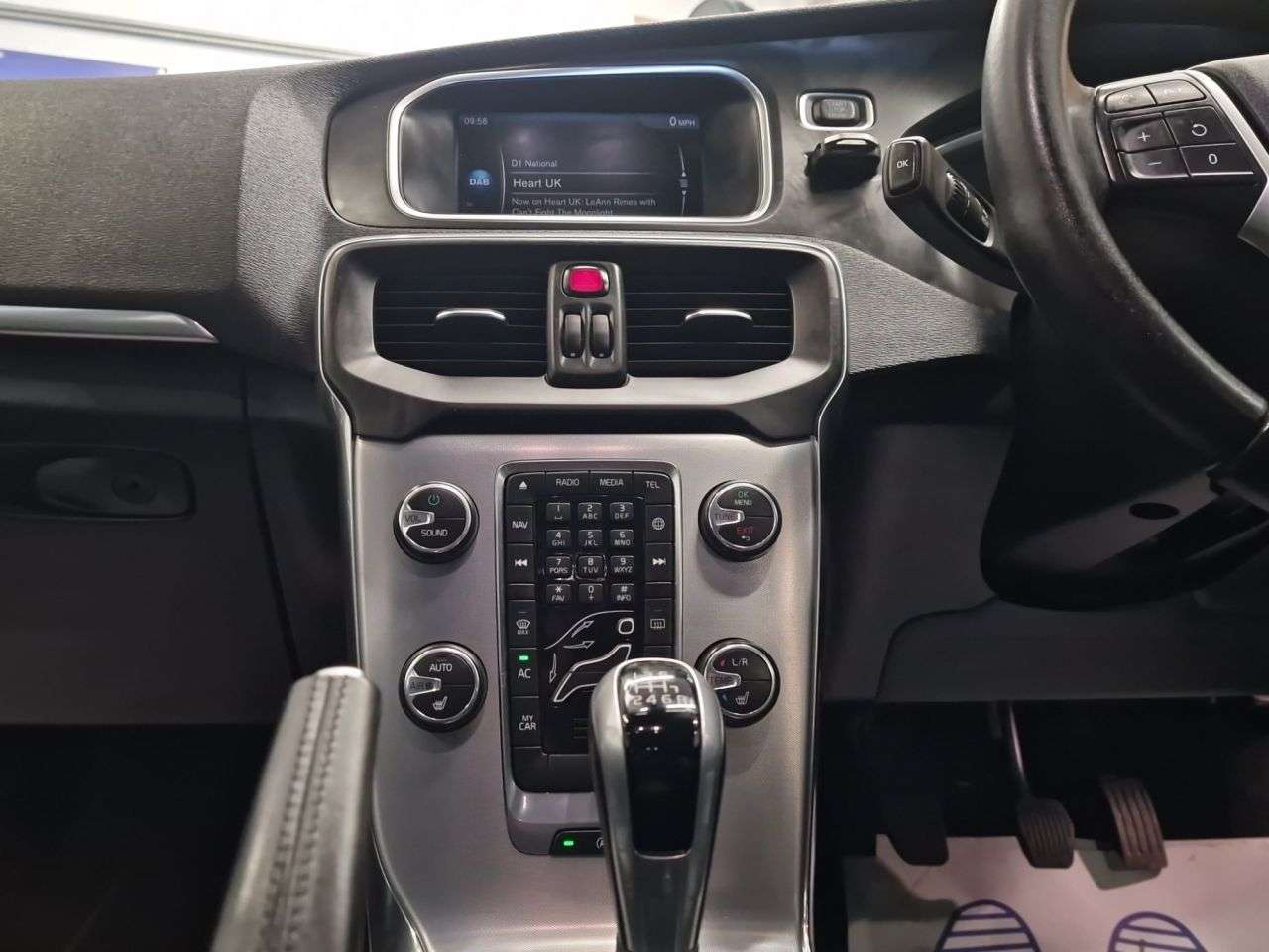 2017 VOLVO V40 2017 VOLVO V40