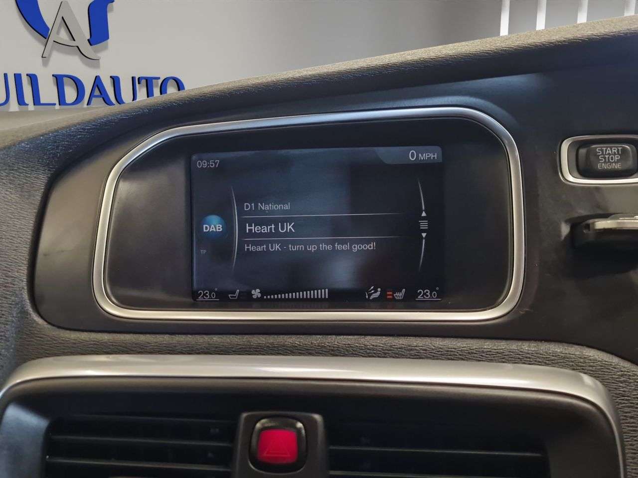 2017 VOLVO V40 2017 VOLVO V40