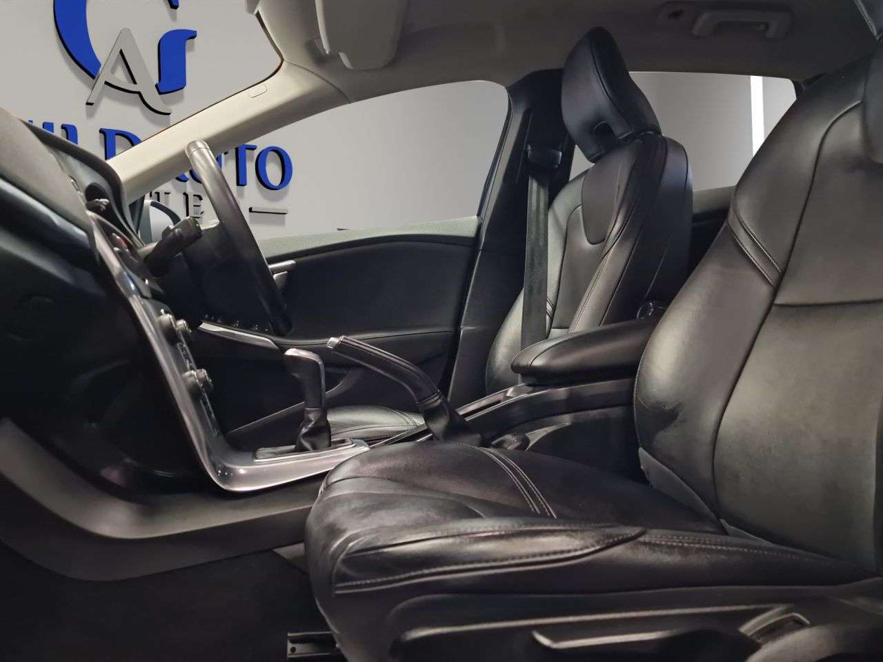 2017 VOLVO V40 2017 VOLVO V40