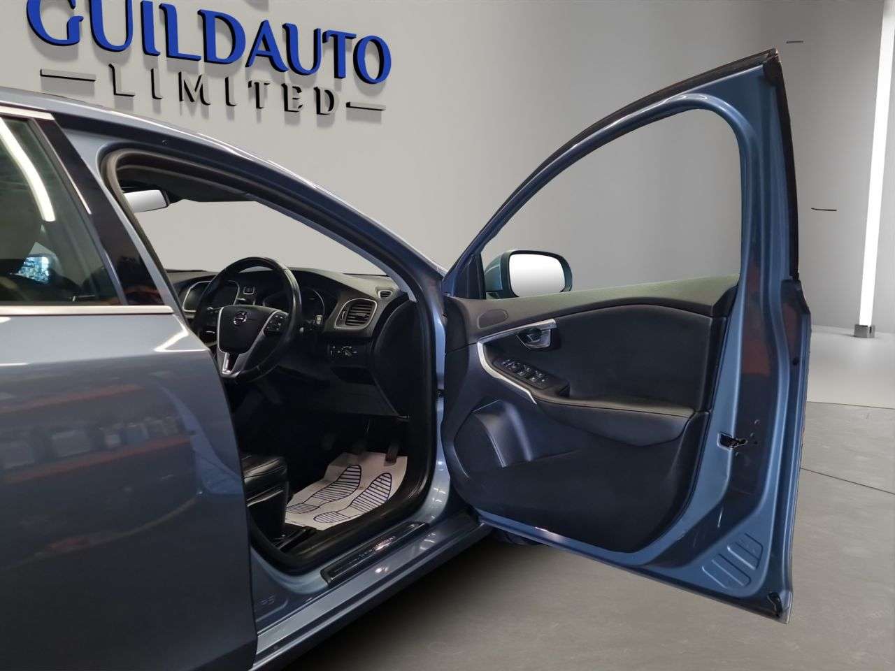 2017 VOLVO V40 2017 VOLVO V40