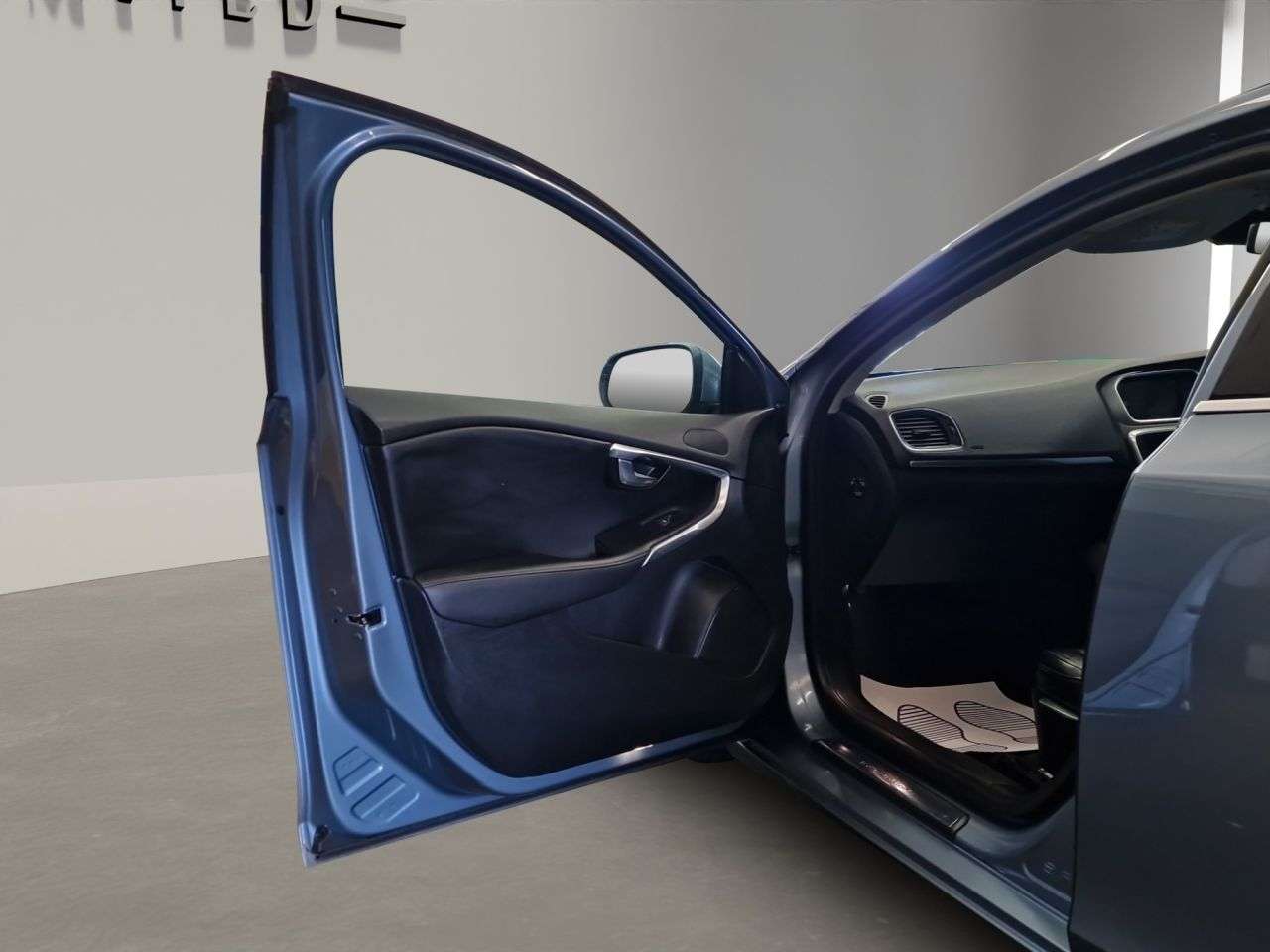 2017 VOLVO V40 2017 VOLVO V40