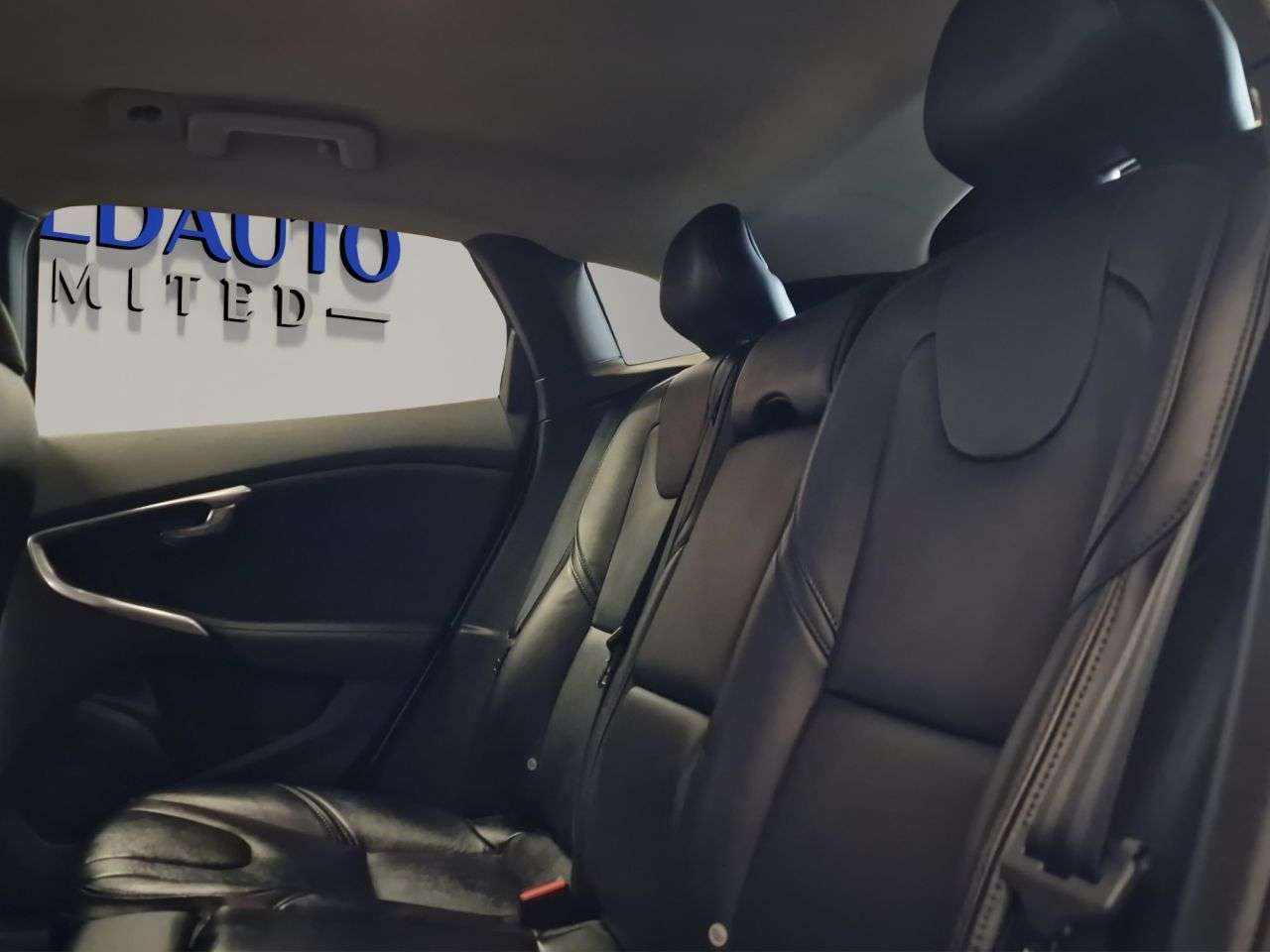 2017 VOLVO V40 2017 VOLVO V40