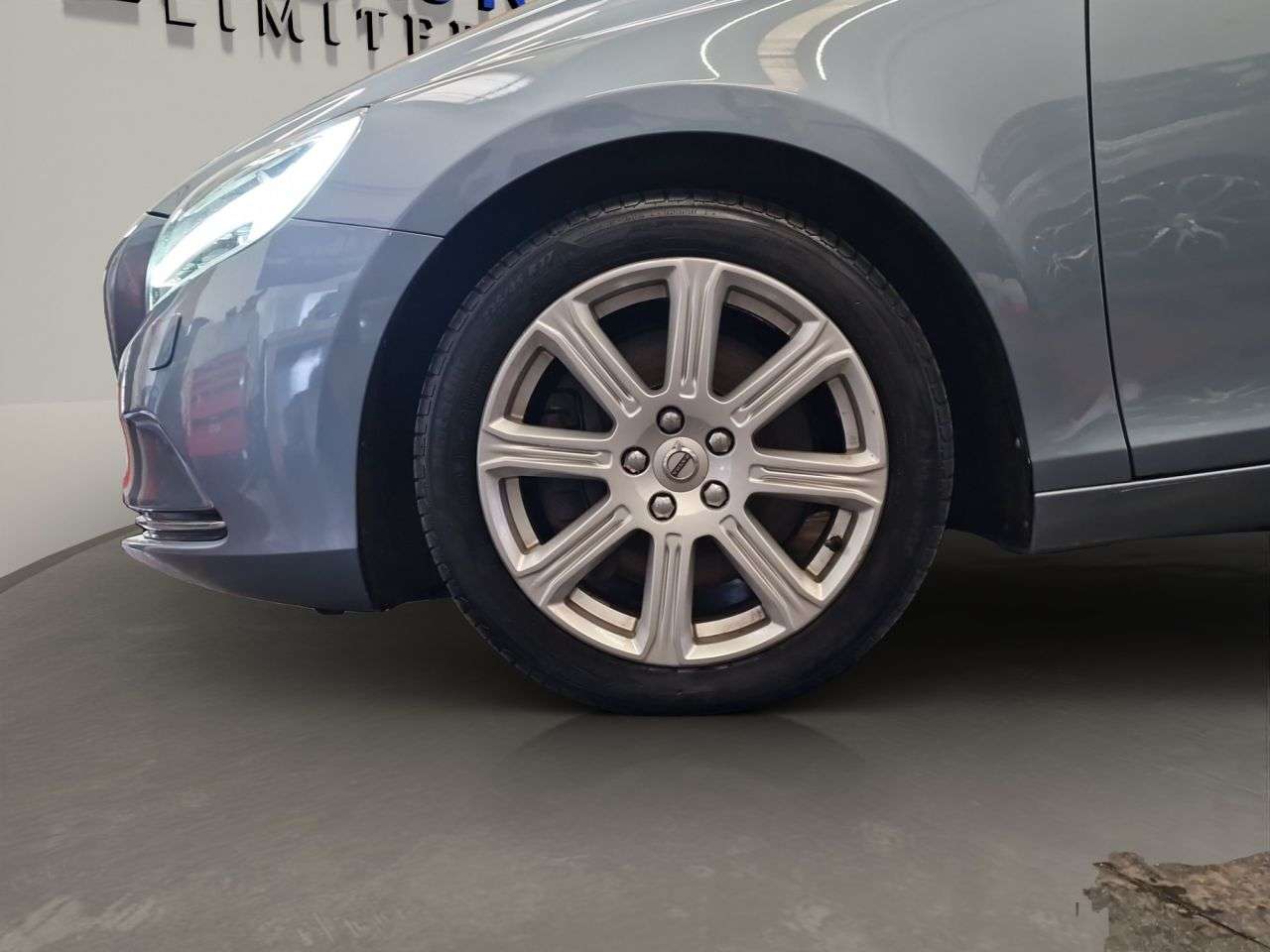 2017 VOLVO V40 2017 VOLVO V40