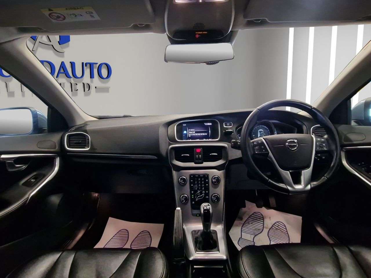 2017 VOLVO V40 2017 VOLVO V40