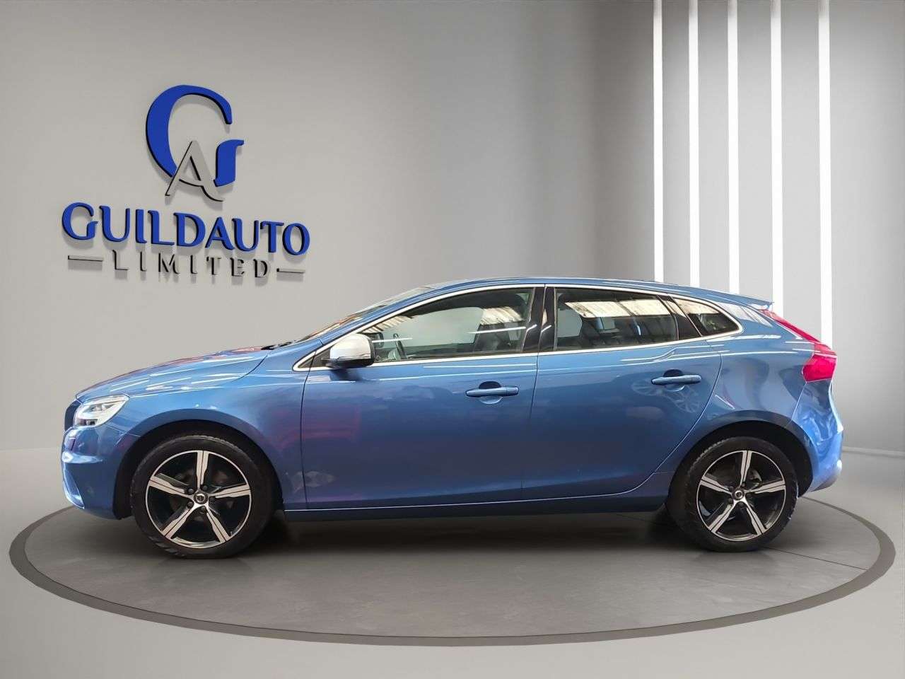 2017 VOLVO V40 2017 VOLVO V40