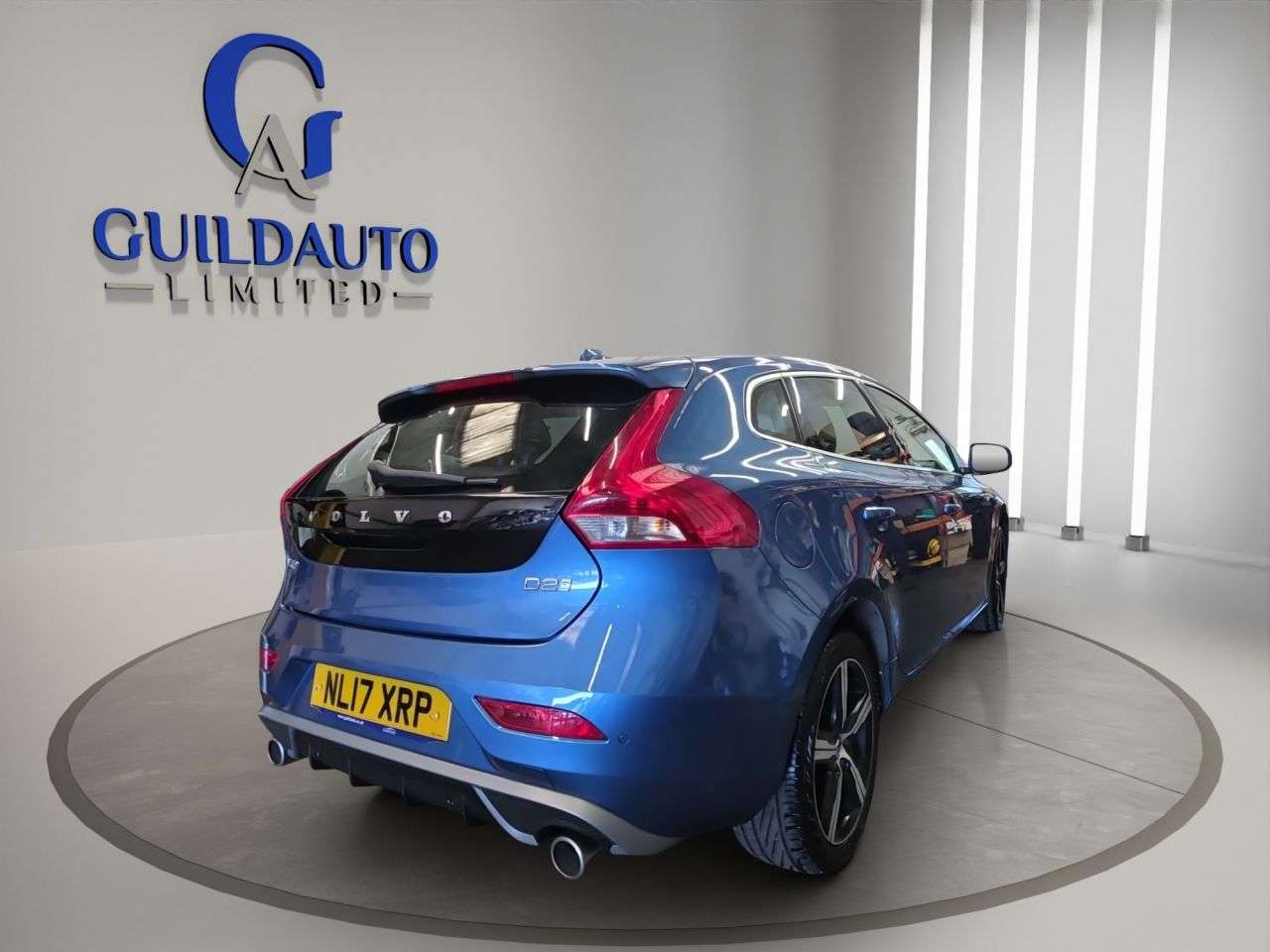 2017 VOLVO V40 2017 VOLVO V40