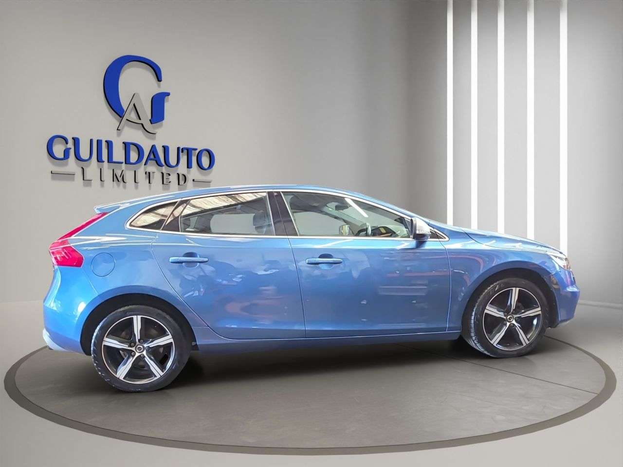 2017 VOLVO V40 2017 VOLVO V40