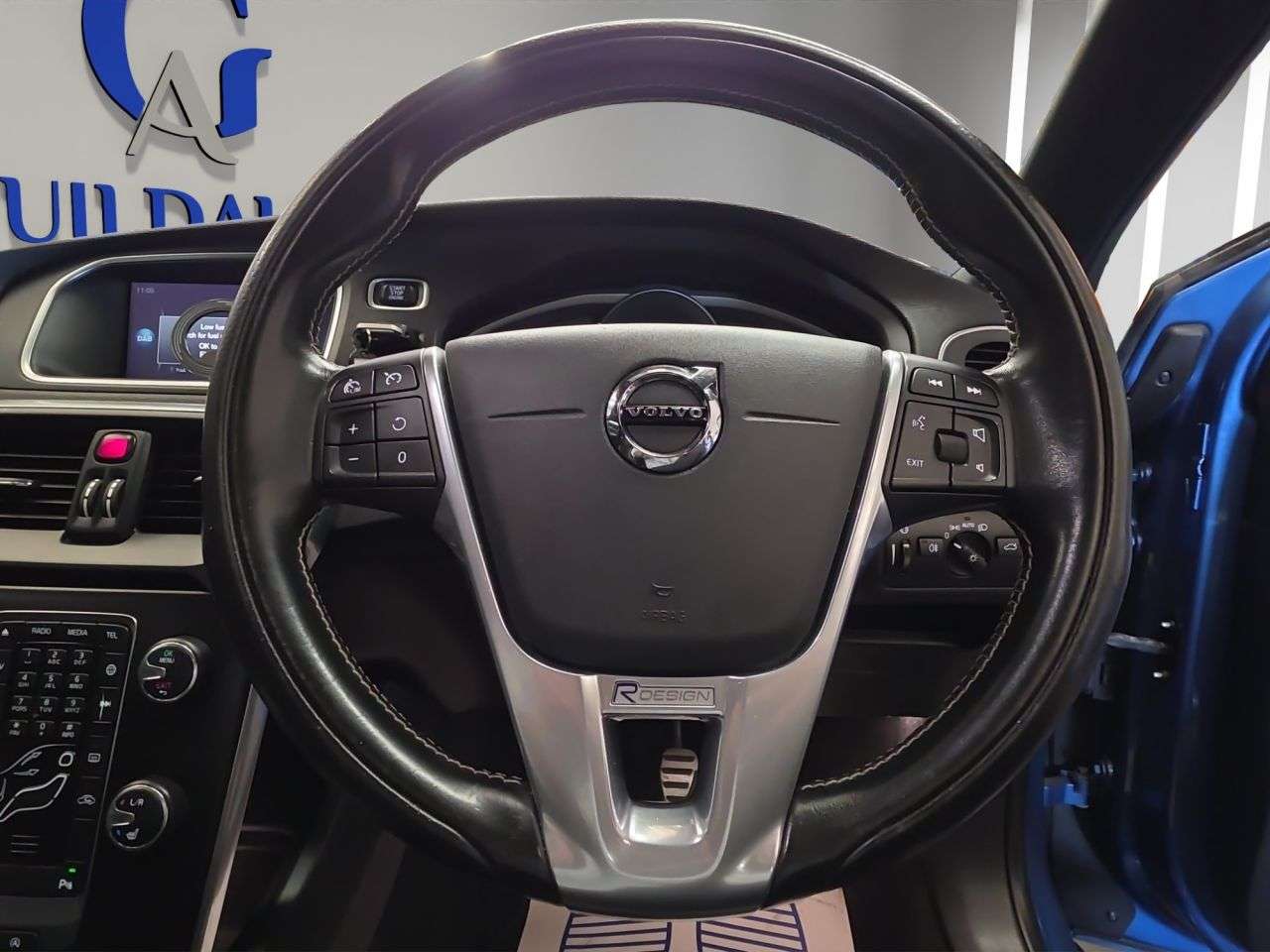 2017 VOLVO V40 2017 VOLVO V40