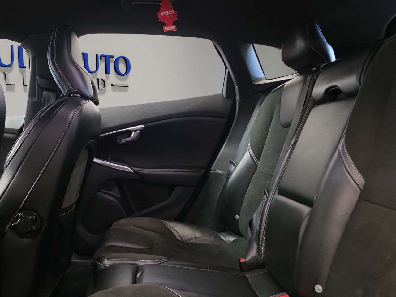 2017 VOLVO V40 2017 VOLVO V40