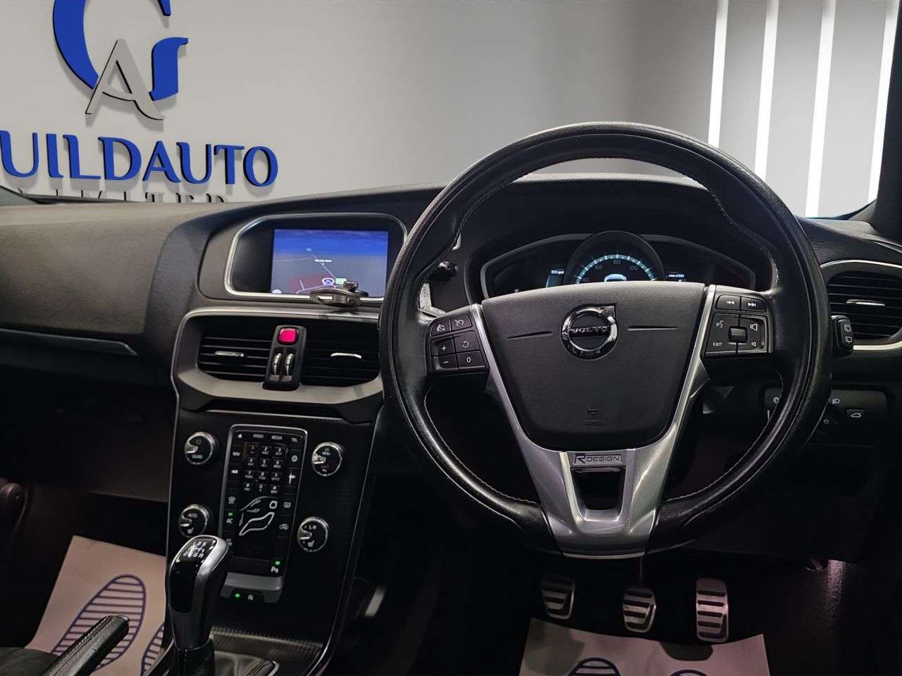 2017 VOLVO V40 2017 VOLVO V40