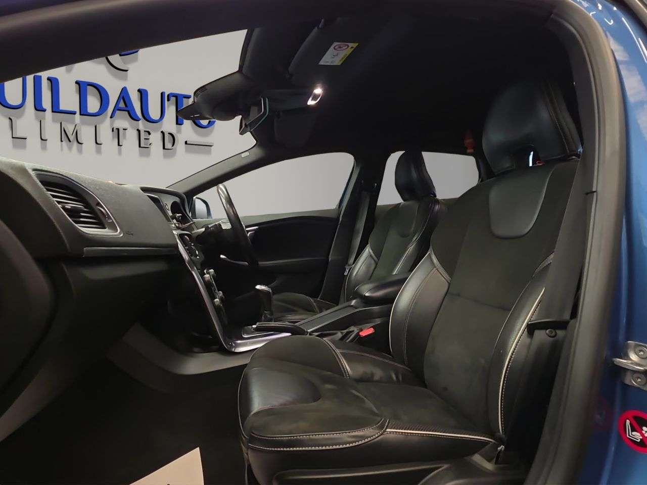 2017 VOLVO V40 2017 VOLVO V40