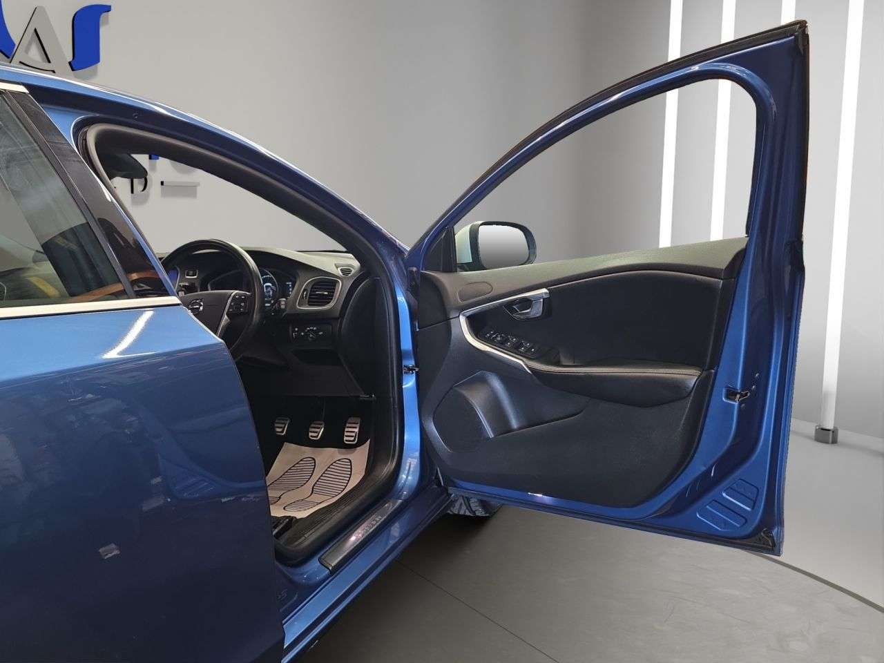 2017 VOLVO V40 2017 VOLVO V40
