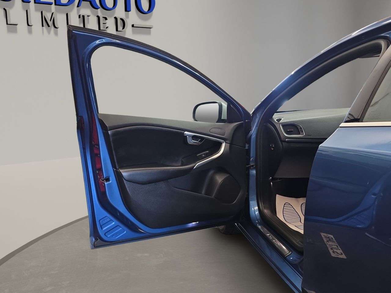 2017 VOLVO V40 2017 VOLVO V40