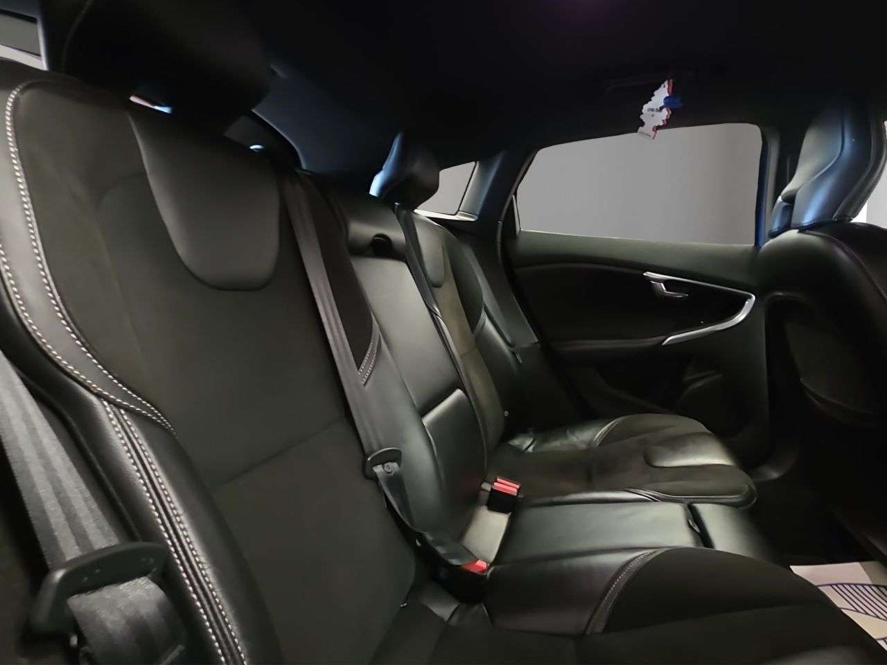 2017 VOLVO V40 2017 VOLVO V40