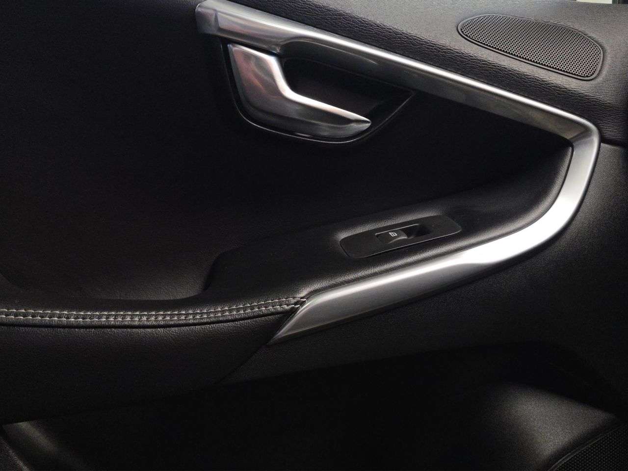 2016 VOLVO V40 2016 VOLVO V40