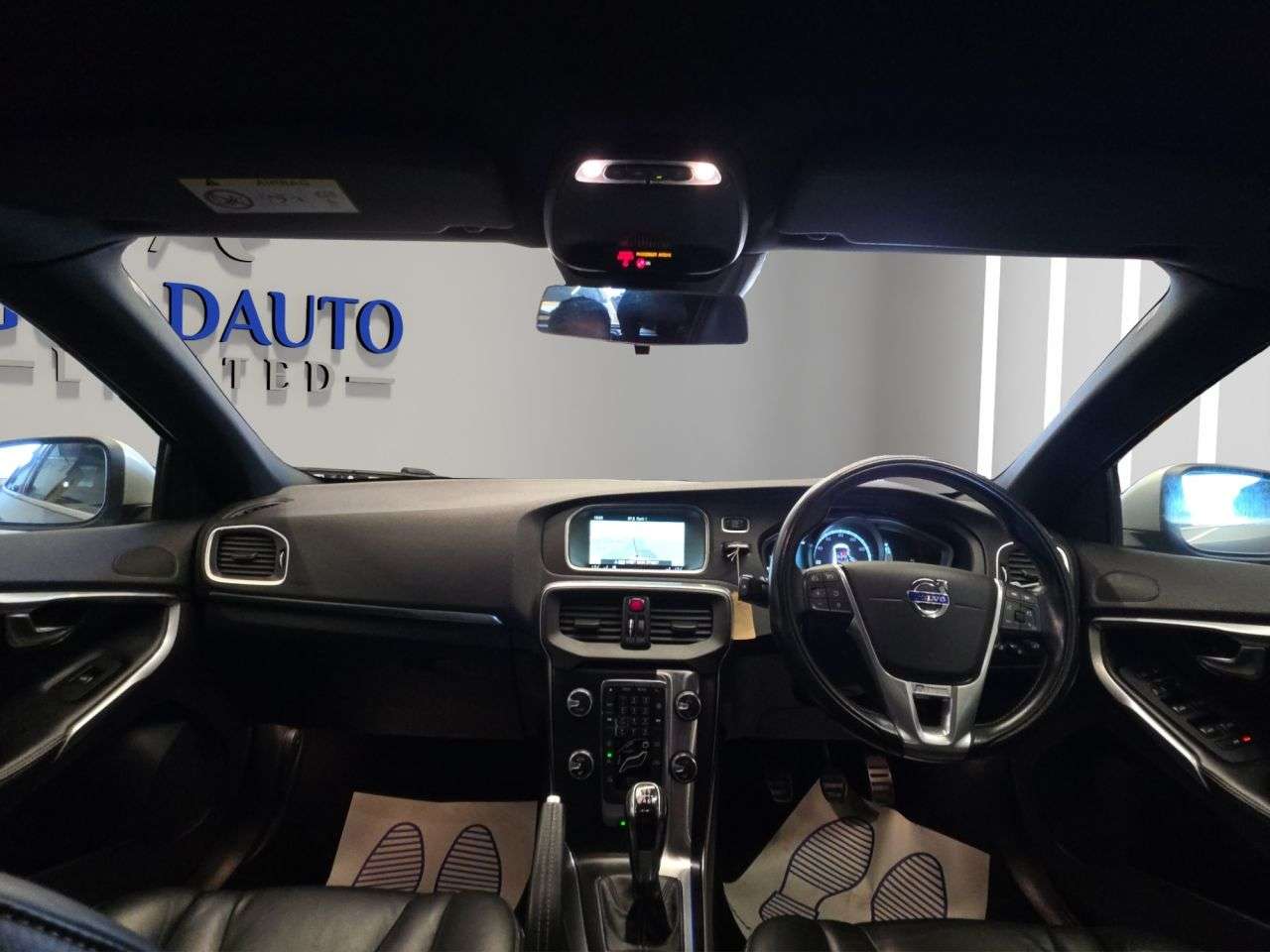 2016 VOLVO V40 2016 VOLVO V40