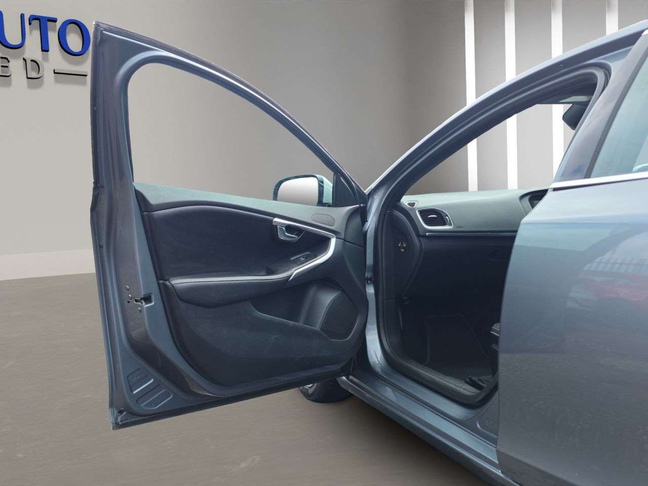 2015 VOLVO V40 2015 VOLVO V40