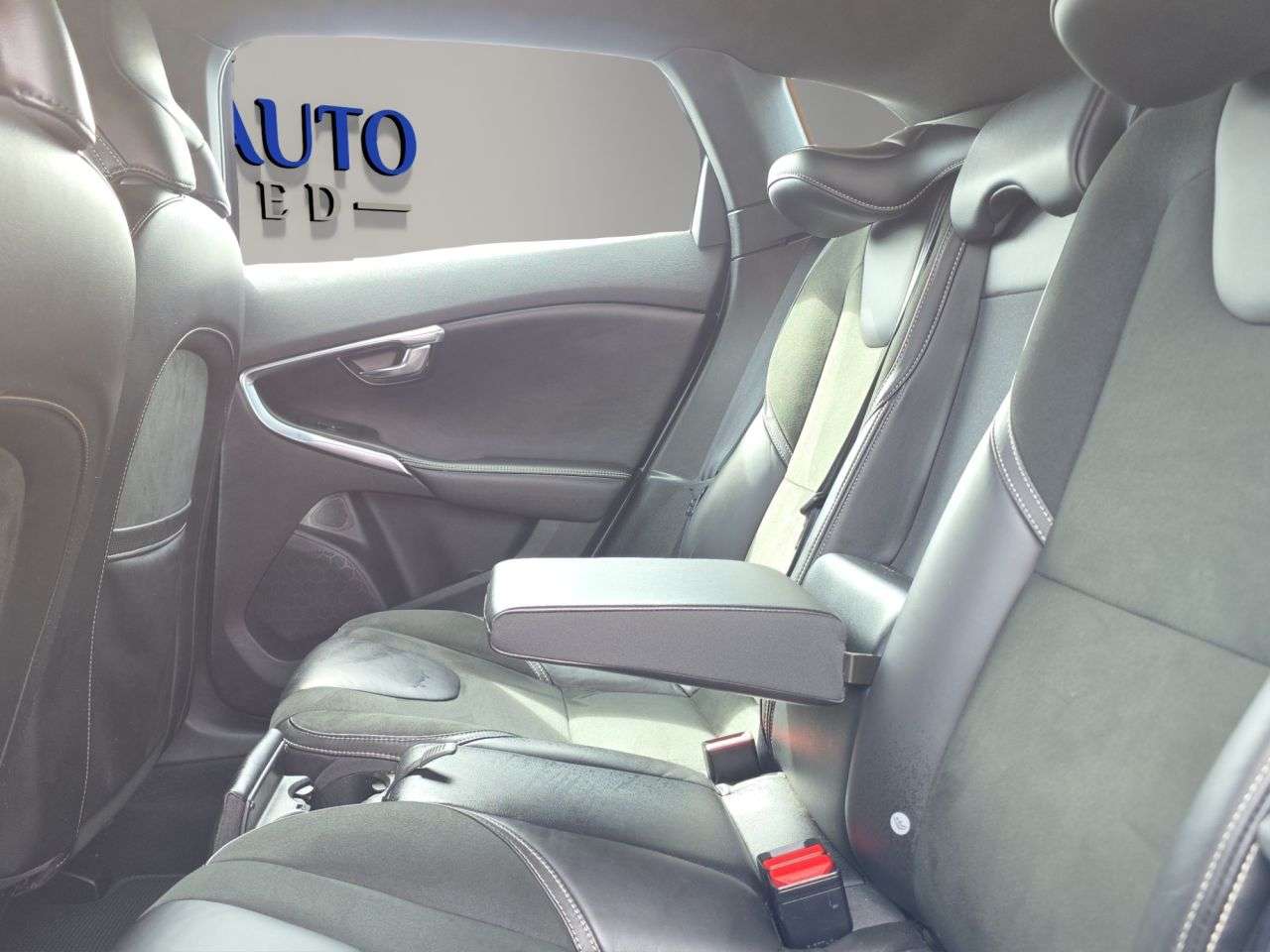 2015 VOLVO V40 2015 VOLVO V40