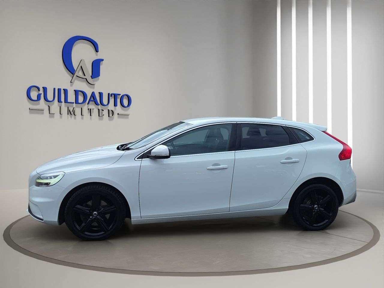 2017 VOLVO V40 2017 VOLVO V40