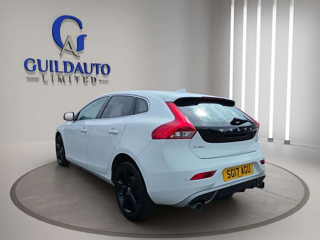 2017 VOLVO V40 2017 VOLVO V40