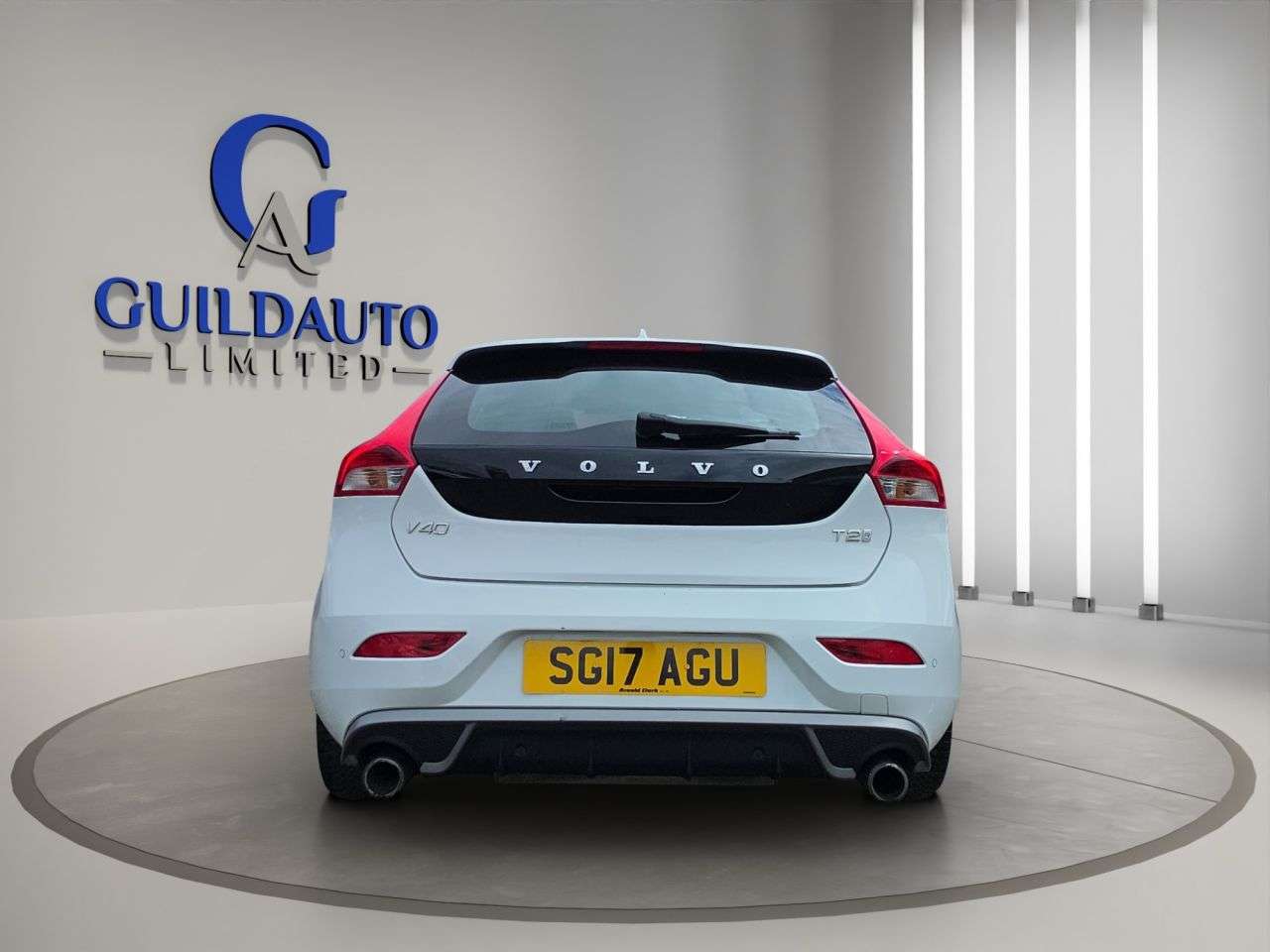 2017 VOLVO V40 2017 VOLVO V40