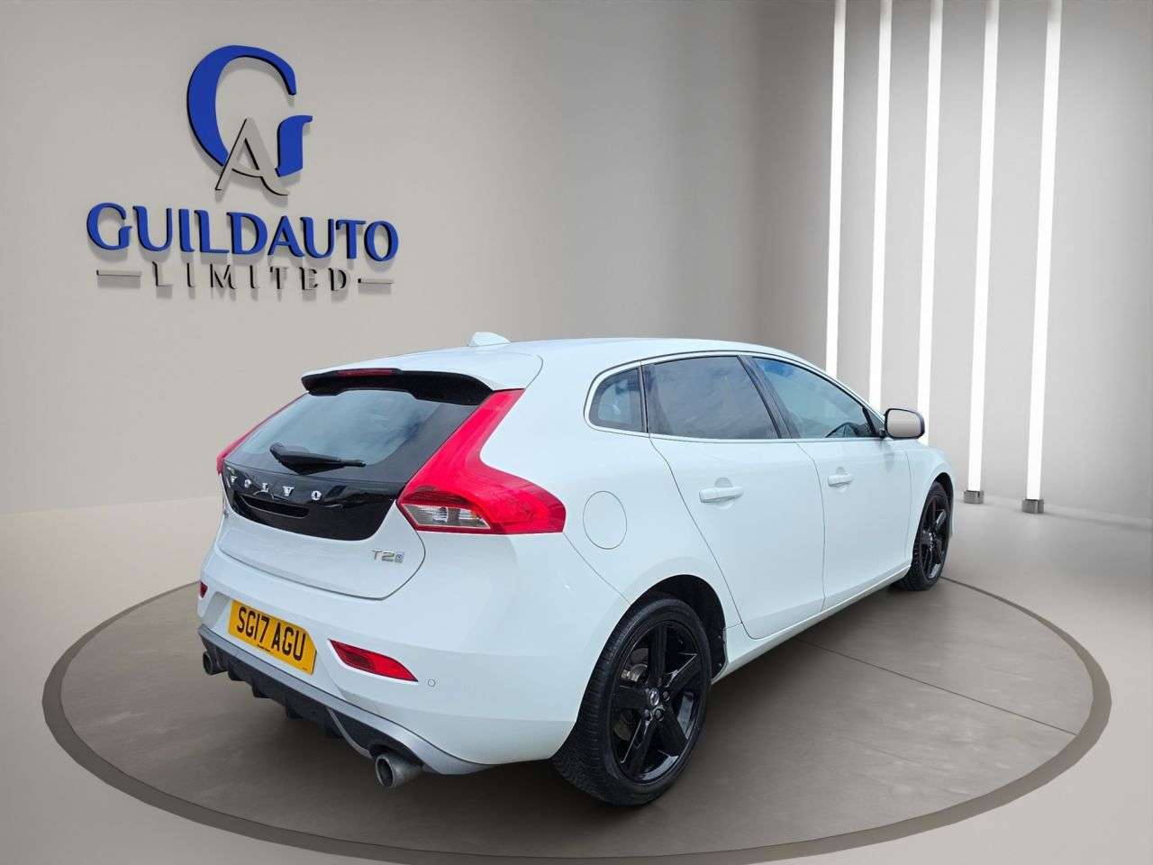 2017 VOLVO V40 2017 VOLVO V40